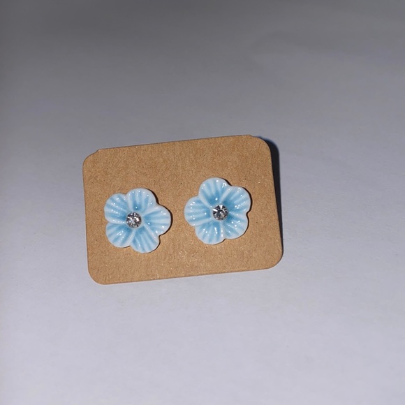 Flower ear studs - Picture 3 of 3